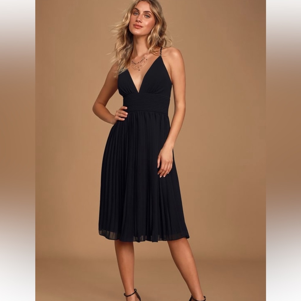 ✨NEW✨ Lulus Black Pleated Dress size S